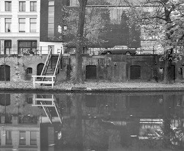 880158 Gezicht op de werfkelders ter hoogte van de panden Oudegracht 92-94 te Utrecht.